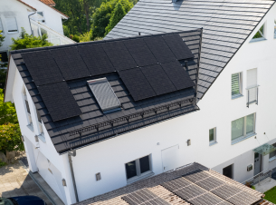 Technici Schlieger instalují fotovoltaické panely