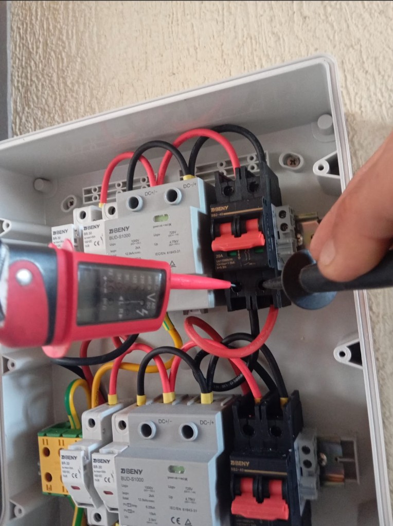 Servisní technik při práci